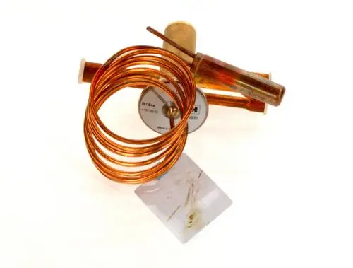 Kupferrohr mit Spirale und Messgerät, vermutlich ein Teil eines Kühlsystems, mit einem Schraubendreher, markiert mit Bosch.